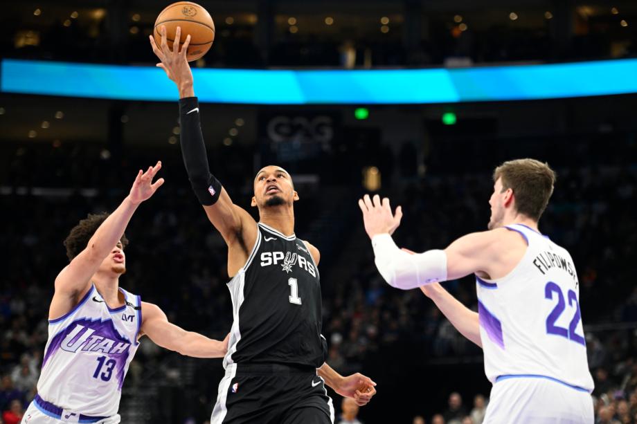 文班亚马26+13福克斯31分 马刺客场战胜爵士