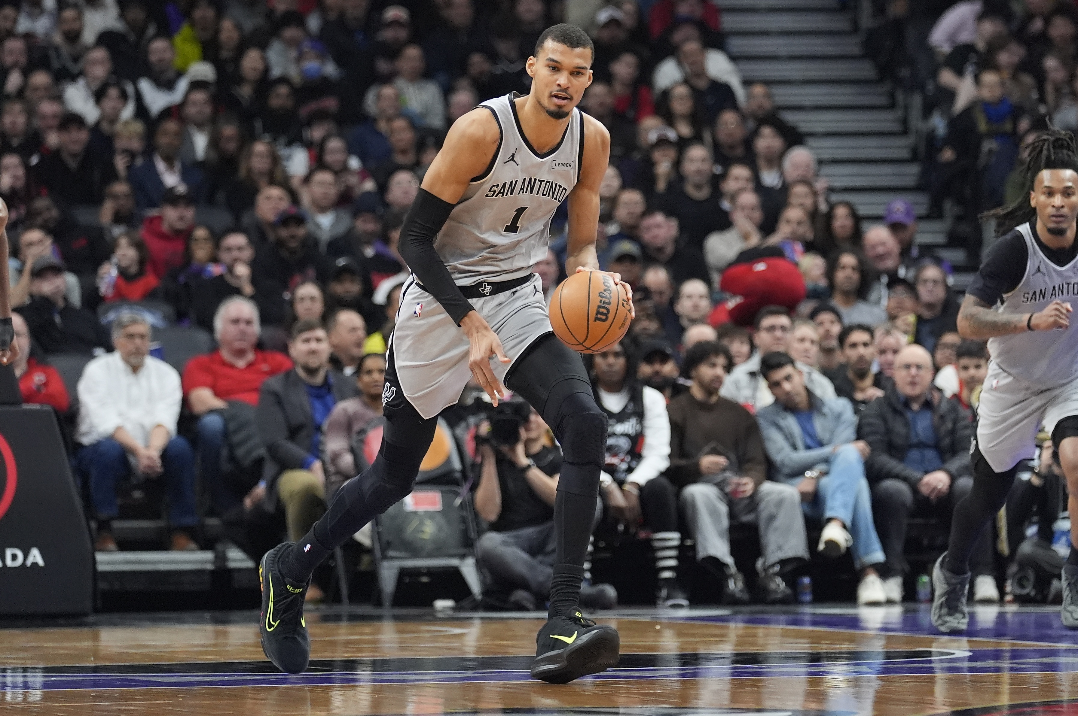 体育平台-NBA彩经：湖人主场小胜国王 掘金击退森林狼  骑士轻取篮网